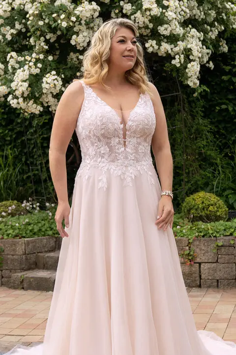 Plus Size bei Marion Häuser – Stilvolle Brautmode mit Kurven Kurvige Braut in einem eleganten Plus Size Kleid aus der Kollektion von Marion Häuser